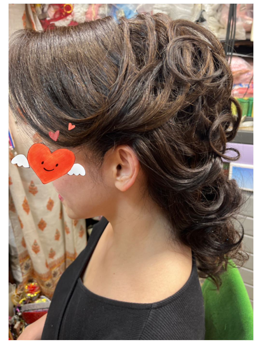 ロングヘアを活かしたゆるいまとめ髪スタイル